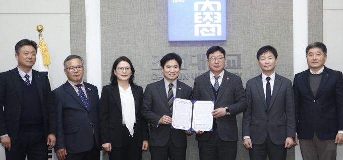 전남교육청, 조선대학교 관계자들이 지난 3월 27일 ‘고교-대학 연계 학점 인정 업무협약’을 체결한 뒤 기념사진촬영을 하고 있다.