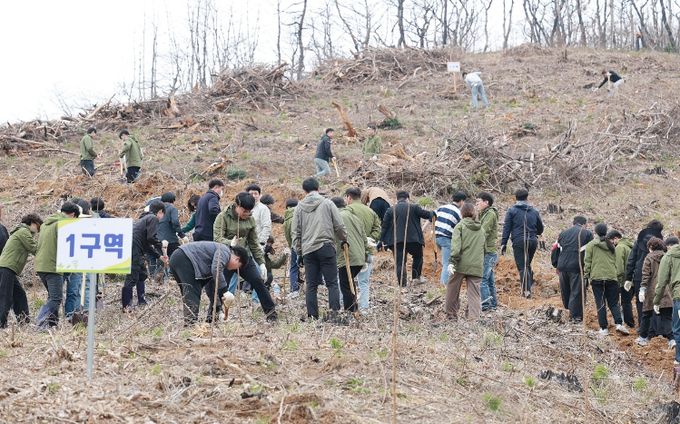 제81회 식목일 기념 나무 심기 행사 모습