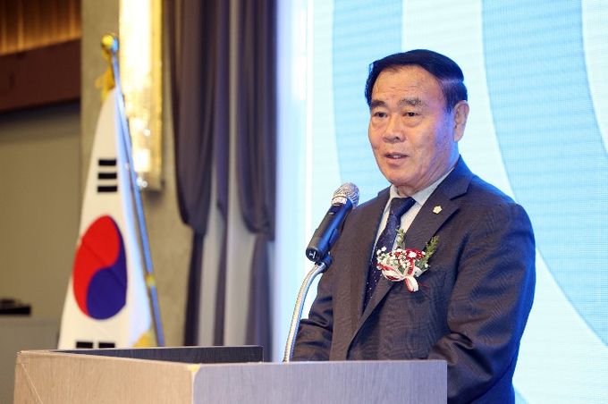 이재식 수원특례시의회 의장이 1일 라메르아이 수원 컨벤션홀에서 열린 ‘수원도시공사노동조합 창립 25주년 기념식 및 제13대 위원장 취임식’에서 축사를 하고 있다.