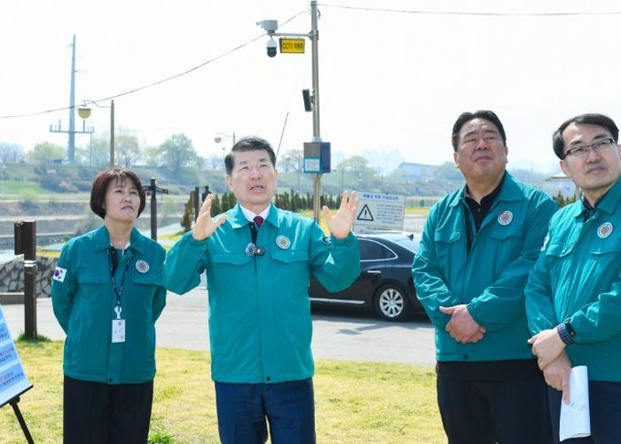 백경현 구리시장 주재로 인명피해 우려지역 현장점검을 실시하고 있다.