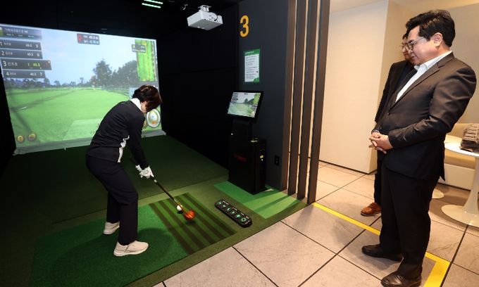 박일하 동작구청장이 지난 3일 상도역 스크린파크골프 스테이션을 방문해 주민의 이용 모습을 살펴보고 있다.