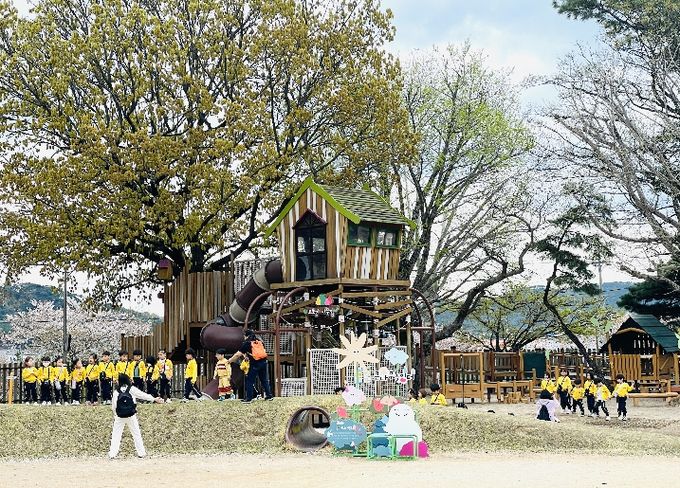 상북유치원 원아들이 10일 큰나무놀이터에서 지역사회연계 특별체험을 하고 있다.