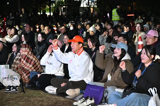 오세훈 서울시장이 10일(금) 영등포구 여의도한강공원에서 열린 '2026 서울스프링페스티벌'에서 시민들과 함께 '한강 드론라이트쇼'를 관람하고 있다.