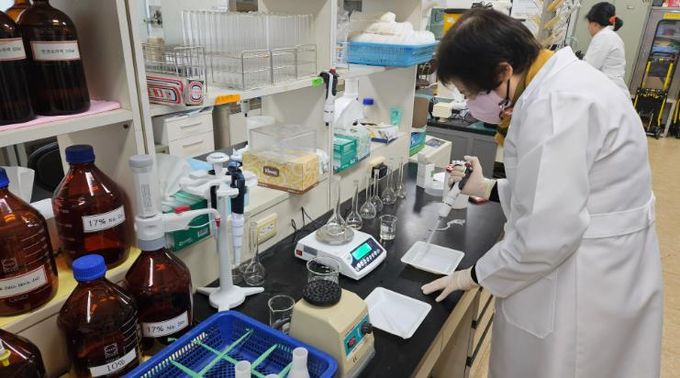 농업기술센터 관계자가 토양분석을 실시하고 있다.