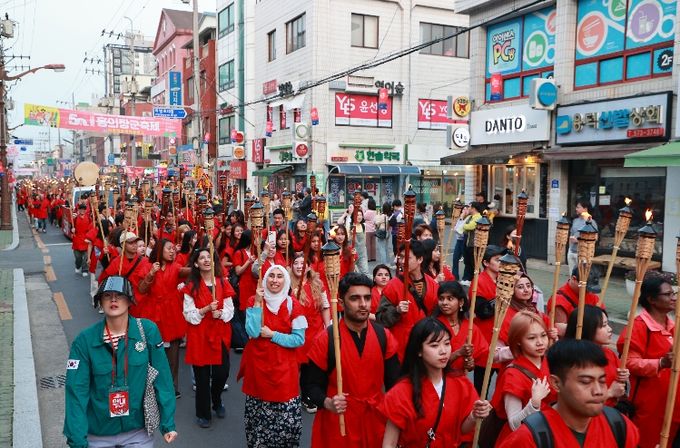 지난해 의령출정퍼레이드에 참여한 외국인들)