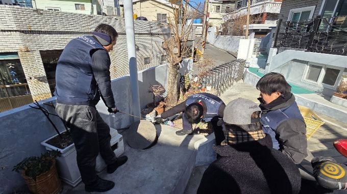 보건소 직원들이 유충 방제 작업을 하고 있다.