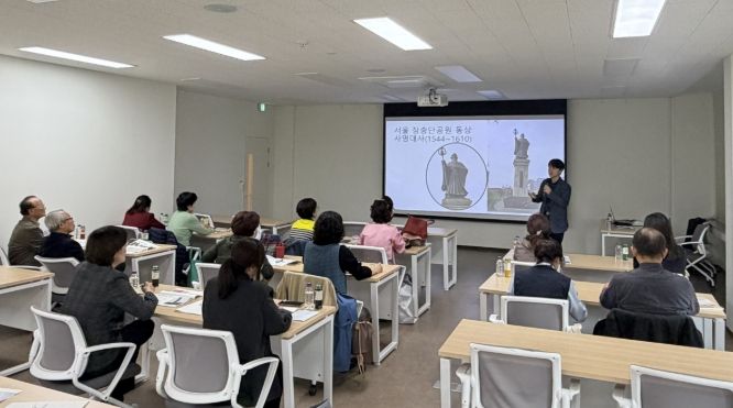 문화관광해설사들이 햇살문화도시관에서 직무 보수 교육을 받고 있다.