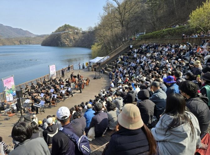 생거진천문화재단 기획 무대(군립교햑안단 공연)