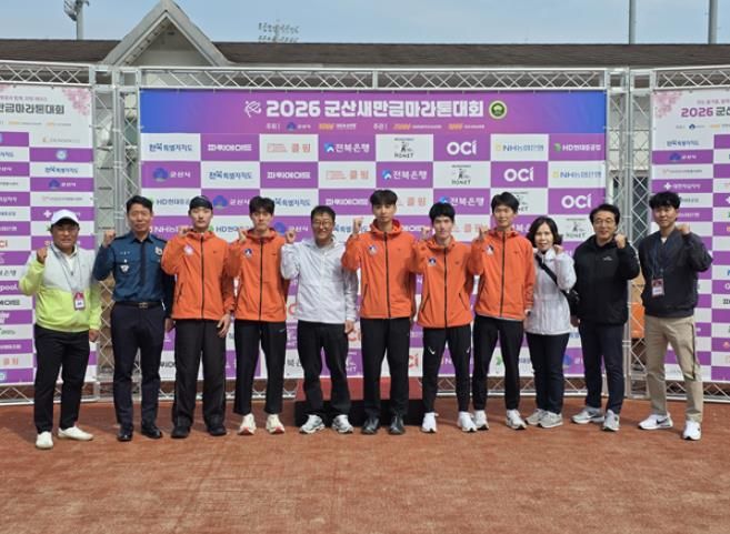 군산시청직장운동경기부가출전한새만금마라톤대회(좌측부터서채원 육상팀 감독 군산경찰서장 이용일 선수 김한별선수 김영민 군산시부시장 김호연선수 김종현선수 최중민선수 김문숙 문화관광국장 고철영 체육진흥과장 김광섭 육상팀 코치)