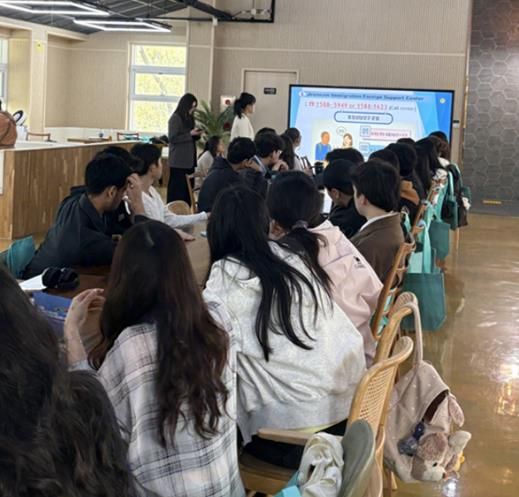 여수시는 지난 10일 전남대학교에서 열린 외국인 유학생 동아리 행사에서 유학생 40여 명을 대상으로 외국인 지원 사업과 2026여수세계섬박람회를 홍보했다.