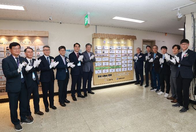 15일 ‘유성 나눔의 전당’ 제막식 참석자들이 기념촬영을 하고 있다.