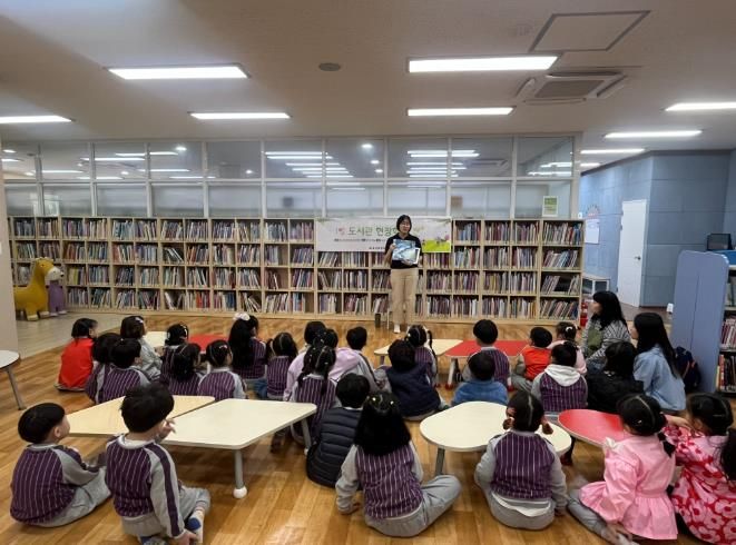 서라벌유치원 원아들이 16일 동부도서관에서 '1일 도서관 현장학습' 체험을 하고있다
