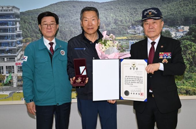 (왼쪽부터)정종복 기장군수와 6.25전쟁 참전유공자 故김상오님 유족 김준현님, 백종표 무공수훈자회기장군지회장이 기념촬영을 하고 있다.